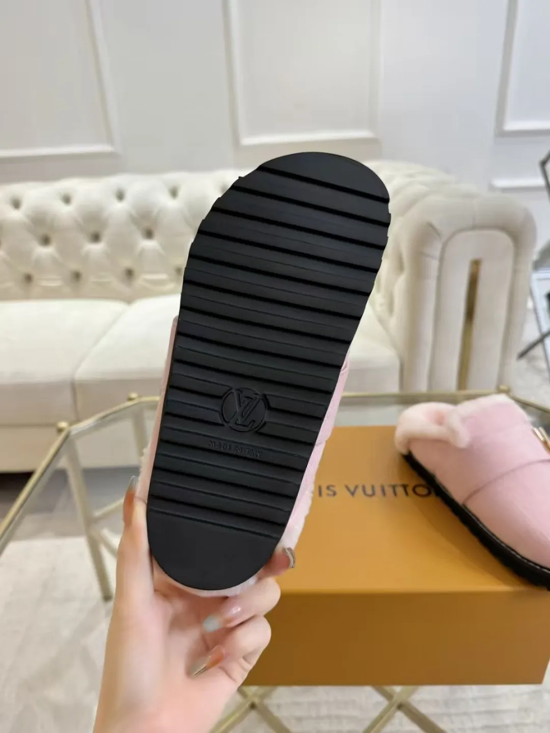 p600✨ LV Couple’s Wool Slippers｜Full of high-end feel, the soles of your feet are luxurious✨ We have achieved the ultimate restoration of the "higher version" of this pair of LV classic toe-toe slippers! 👫💫 🌟 The core advantages are clear at a glance: ✔️ Original jacquard + cowhide fabric, delicate texture, high-end at first glance; ✔️ 280% pure wool lining, wearing barefoot is like stepping on clouds ☁️, soft and skin-friendly and not sweaty; ✔️ Non-slip rubber bottom + three-dimensional toe design, super stable for walking, fashionable and practical!  👀 Must-have attention to detail: Belt buckle + classic LV presbyopic elements, revealing the aura of a big-name brand in a low-key manner ~ Whether it is a couple dating or a trip with besties, both of them are the focus when they go out👟💖 ✨ Easily match the wardrobe: jeans + sweaters, lazy and casual style ✔️ Coat + skirt, refined and elegant ✔️ One pair of shoes can handle a variety of styles, and the sense of luxury is never artificial ~ #LV slippers #couple outfit #High-End Customization #Quality Shoes Recommendation Fabric: Yangjing/classic jacquard fabric Lining: Imported wool lining Sole: Original rubber sole Size: Female 35-41 Male 38-46
